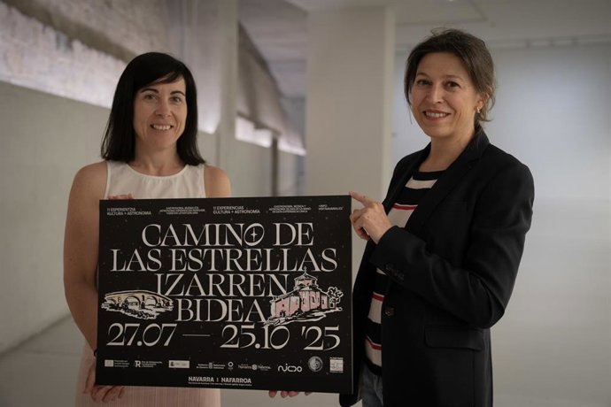 Archivo - Ana Rivas, directora general de Turismo del Gobierno de Navarra, con la representante de la empresa pública NICDO, con el cartel de 'Camino de las Estrellas / Izarren Bidea'.