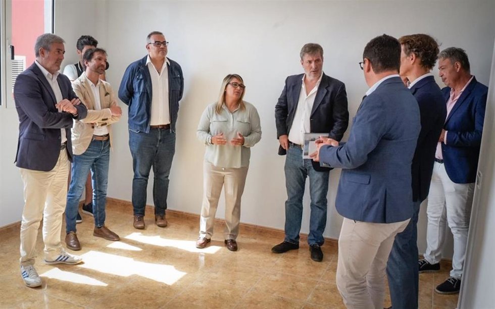 Fernando Clavijo y Pablo Rodríguez en la visita de un edificio con 50 viviendas de alquiler asequible en Ingenio (Gran Canaria)