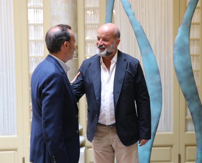 El presidente del Parlament, Gabriel Le Senne, y el presidente de la Asociación Balear de Actividades Turísticas (Abactur), Rafael Durán.