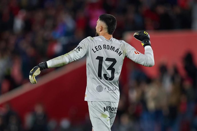 Archivo - El portero del RCD Mallorca Leo Roman durante un partido de Liga.