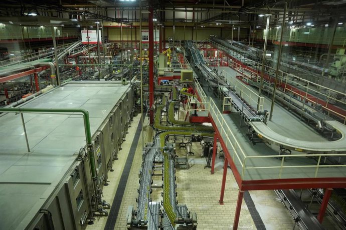 Archivo - Vista general de la cadena de producción y envasado de la fábrica de Cocacola, en La Rinconada (Sevilla).