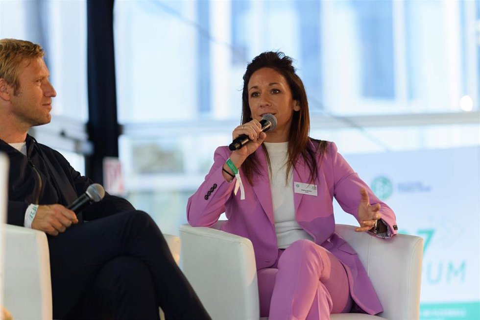 Archivo - La directora de la UEFA para el fútbol femenino Nadine Kessler (derecha), durante un foro en Alemania. 