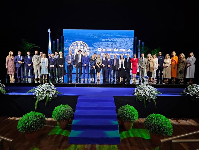 Archivo - Foto de familia con los premiados en el Día de Alcalá, en un acto celebrado en el auditorio Riberas del Guadaíra, en foto de archivo.