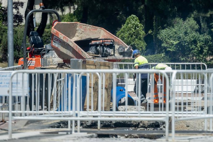 Una persona treballa a l'aire lliure, a 4 de juliol del 2025, a Madrid (Espanya). 