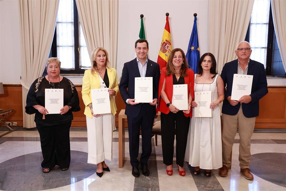El presidente de la Junta de Andalucía, Juanma Moreno, ha presidido la firma del acuerdo con los sindicatos ANPE, UGT y CSIF, sobre mejora del sistema educativo y de las condiciones laborales del personal funcionario docente no universitario de Andalucí