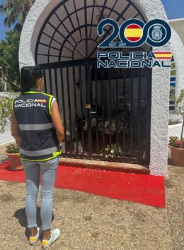 Agentes de la Policía Nacional han identificado y detenido a una mujer de 25 años por su presunta responsabilidad en un robo a la capilla de la Virgen de Carmen, en el Puerto de La Bajadilla de Marbella (Málaga).