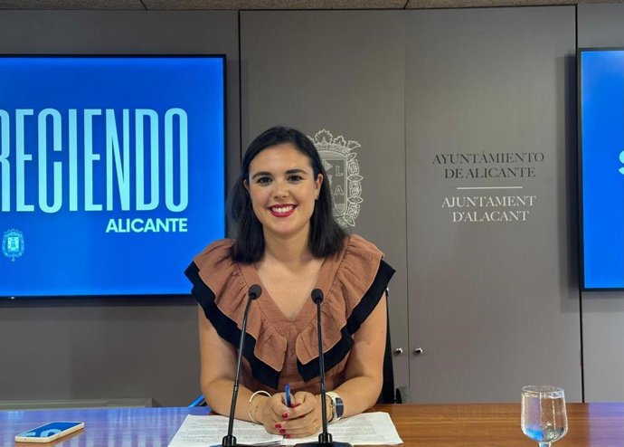 La edil de Hacienda del Ayuntamiento de Alicante, Nayma Beldjilali, en una rueda de prensa en el consistorio