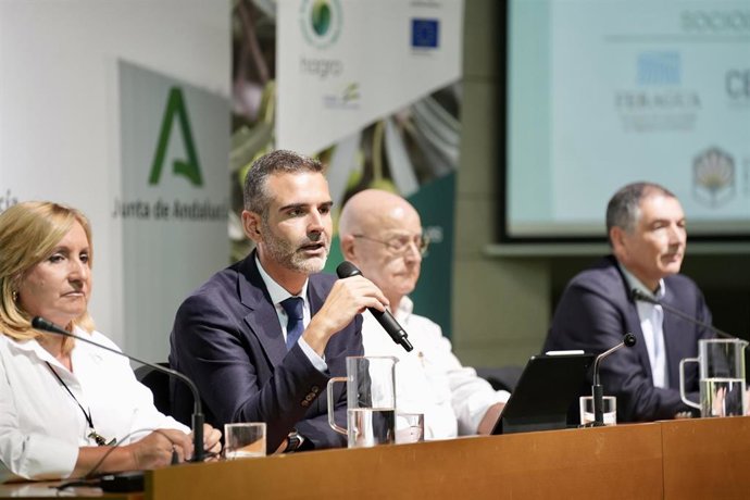 El consejero de Agricultura, Ramón Fernández-Pacheco, en una imagen de junio en la inauguración de una jornada de la Asociación de Comunidades de Regantes de Andalucía. 