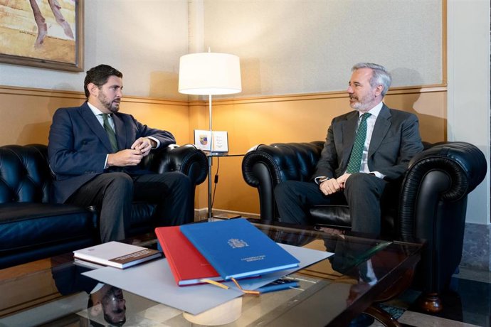 El presidente del Gobierno de Aragón, Jorge Azcón, reunido con el portavoz parlamentario de Vox en las Cortes de Aragón, Alejandro Nolasco.