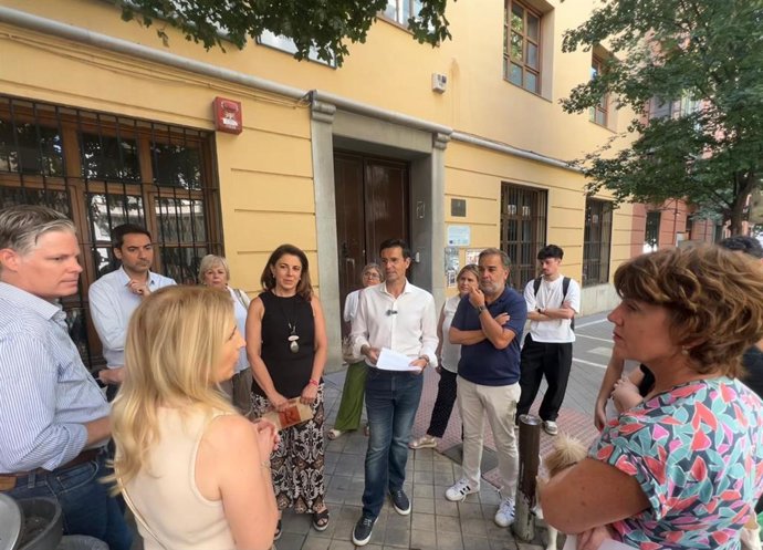 Los concejales del PSOE se han reunido con familias del CEIP San José a las puertas del colegio
