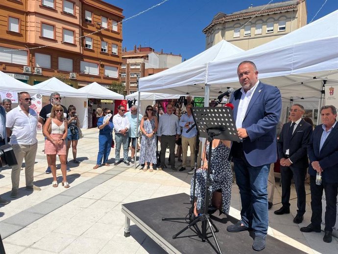 El presidente de la Diputación de León, Gerardo Álvarez Courel, durante su intervención en la inauguración de la XXXIV Feria Agroganadera y del Ajo de Veguellina de Órbigo.