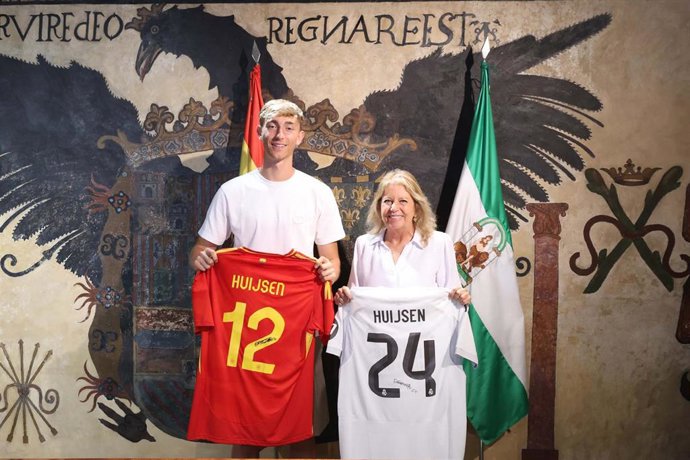 La alcaldesa del municipio malagueño de Marbella, Ángeles Muñoz, con el central del Real Madrid y de la Selección española Dean Huijsen .