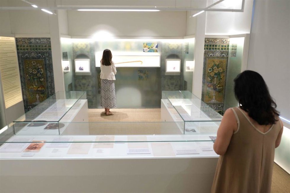Viistantes de la exposición sobre Antonio Machado.