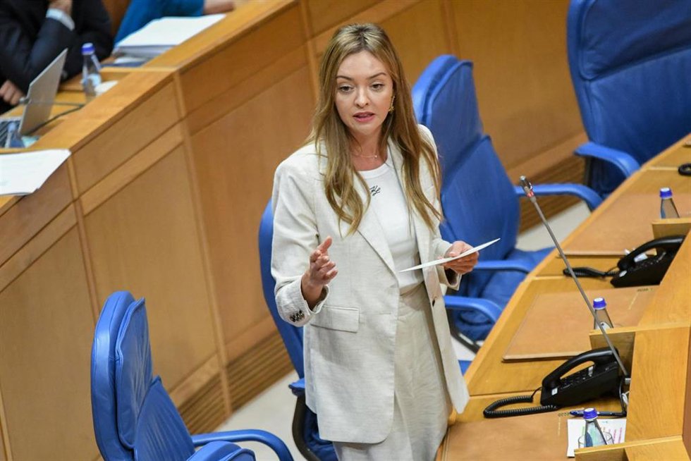 La conselleira de Política Social e Igualdade,Fabiola García, durante un pleno del Parlamento.