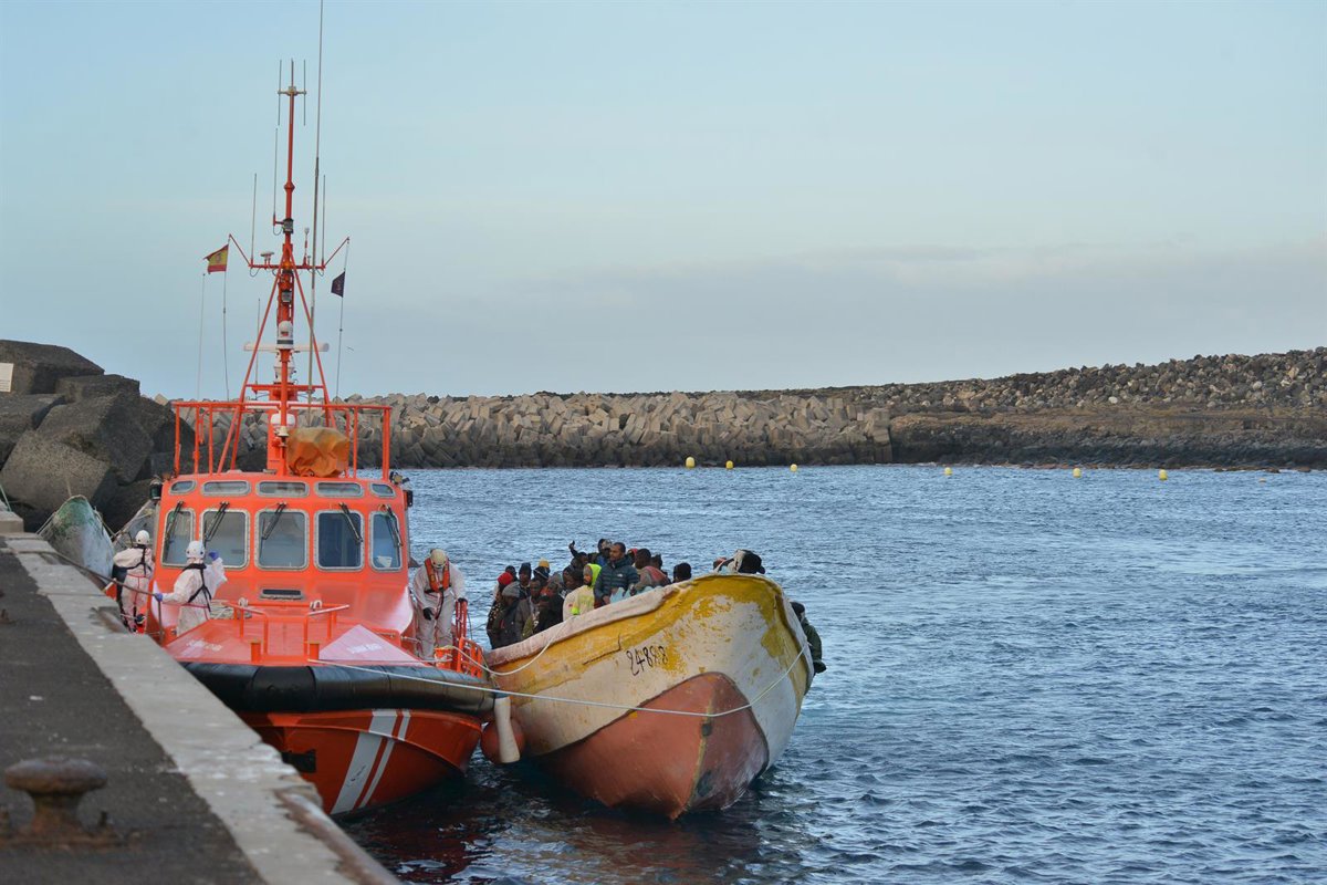 Caen más de un 41% las llegadas irregulares de migrantes a Canarias y aumentan más de un 16% a la Península y Baleares