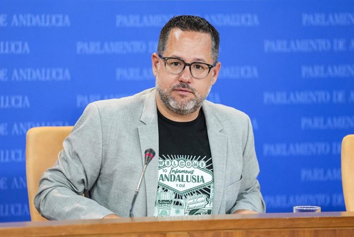 El portavoz del Grupo Mixto-AdelanteAndalucía, José Ignacio García, durante la ronda de ruedas de prensa de portavoces de los grupos parlamentarios en el Parlamento de Andalucía, a 15 de julio de 2025 en Sevilla (Andalucía, España). Los portavoces de los 