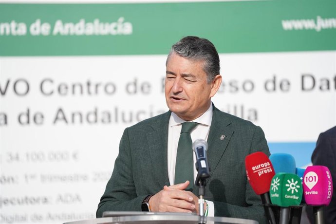 Archivo - El consejero de la Presidencia, Antonio Sanz, en marzo de 2024 presentando el proyecto del nuevo Centro de Proceso de Datos (CPD) de la Junta, con la participación de Sandetel.