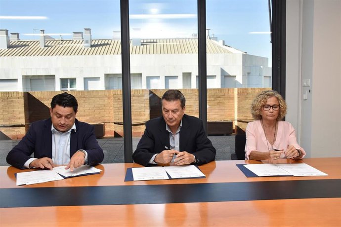 El conseller de Sanidad, Marciano Gómez, y el rector de la Universidad Católica de Valencia (UCV), José Manuel Pagán