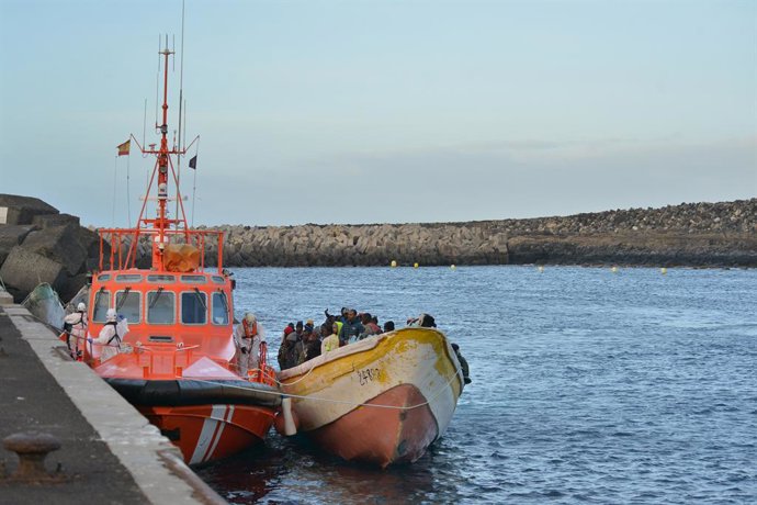 Archivo - Una patera con 156 personas a bordo llega al Muelle de La Restinga con la ayuda de la barca de Salvamento Marítimo, a 15 de diciembre de 2023, en El Hierro, Santa Cruz de Tenerife, Tenerife, Canarias (España). Un cayuco ha llegado hoy por la mañ