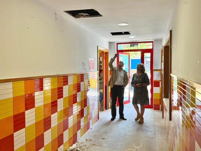 El delegado territorial, Miguel Briones, ha visitado las instalaciones del centro para comprobar el estado de los trabajos que se están desarrollando y que se destinan a solventar los problemas con la cubierta del centro