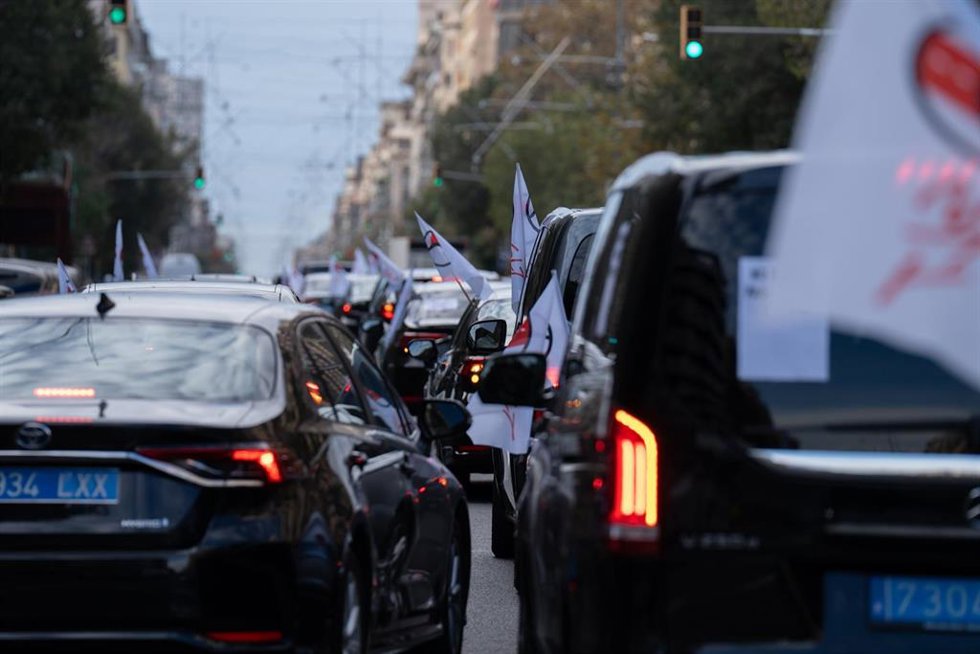Archivo - Coches del sector de la VTC durante una manifestación, en una imagen de archivo.
