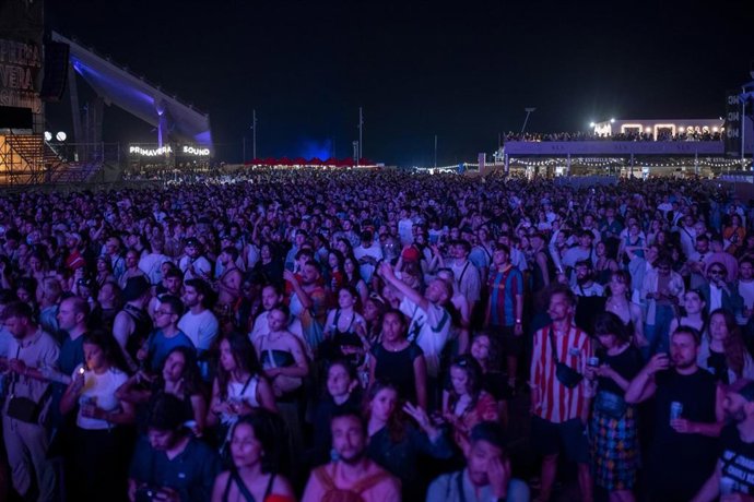 Archivo - Decenas de personas durante el Primavera Sound, en el Parc del Fòrum, a 5 de junio de 2025, en Barcelona