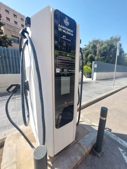Imatge d'un carregador per a vehicles elèctrics instal·lat a la ciutat de València pel seu ajuntament.