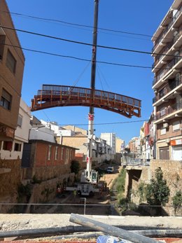 Xiva instal·la la nova passarel·la de fusta sobre el barranc El pas per als vianants es reobrirà una vegada realitzades les comprovacions de seguretat