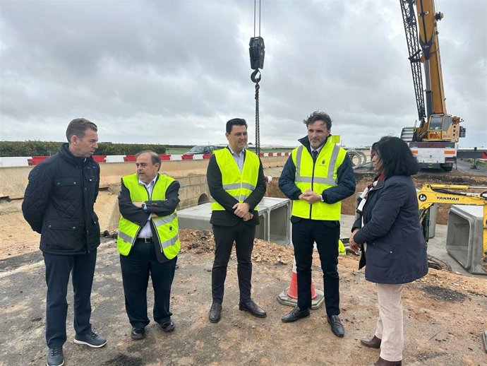 El consejero de Fomento e Infraestructuras, Jorge García Montoro, junto al alcalde de San Javier, José Miguel Luengo, y el director general de Carreteras, Francisco Carrillo, durante la visita a la primera fase de las obras de la autovía del Mar Menor