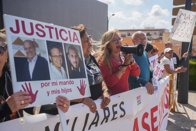 Archivo - Manifestantes de la asociación de víctimas de la DANA (archivo)