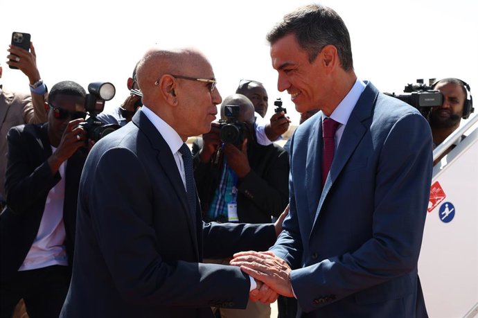 O Presidente do Governo, Pedro Sánchez, com o Presidente da República Islâmica da Mauritânia, Mohamed Cheikh El Ghazouani, durante uma viagem oficial à República Islâmica da Mauritânia, em 16 de julho de 2025, em Nouakchott (Mauritânia). O Presidente