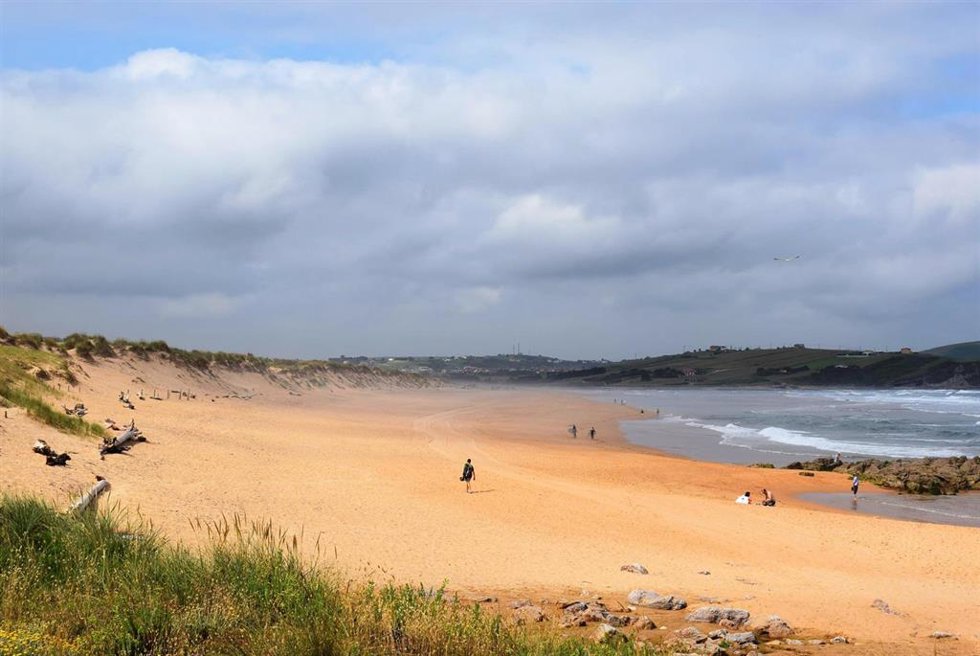 Archivo - Playa de Valdearenas, en Piélagos.- Archivo