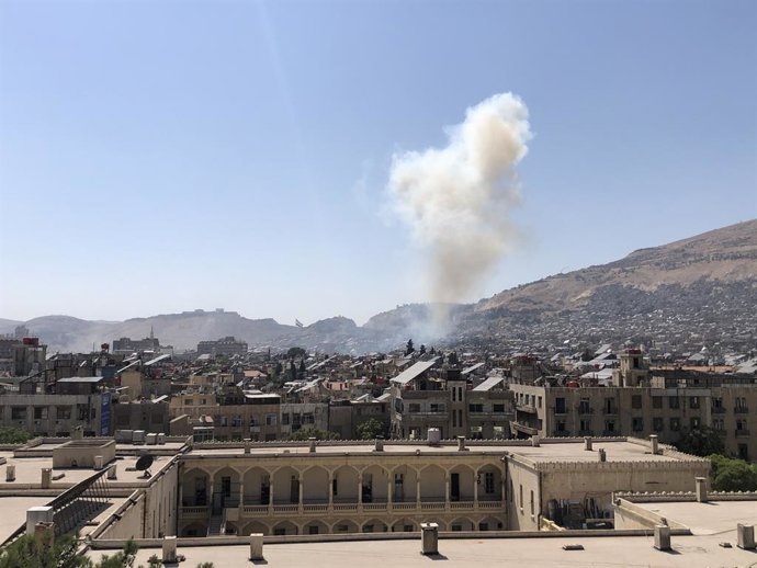 DAMASCUS, 16 de julho de 2025 -- Fumaça é vista sobre Damasco depois que um ataque israelense atingiu o quartel-general do Comando Geral do Exército Sírio no centro de Damasco, na Síria, em 16 de julho de 2025. Israel bombardeou na quarta-feira o complexo