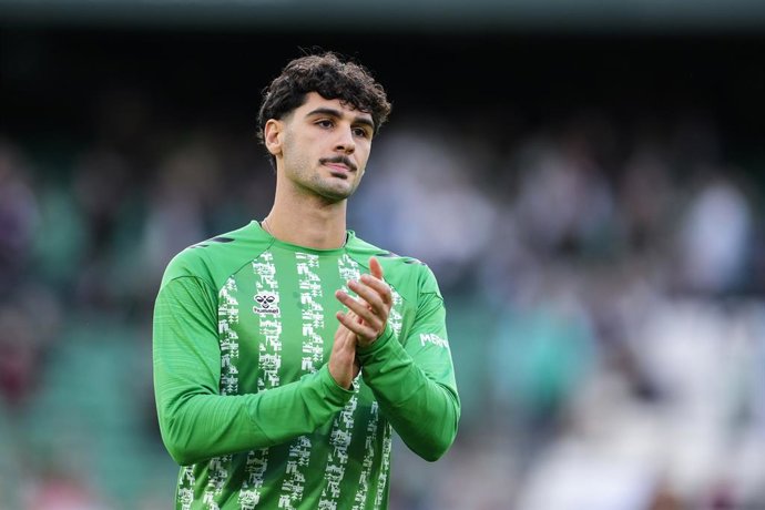 Archivo - Johnny Cardoso, do Real Betis, aquece durante a partida de futebol do campeonato espanhol, LaLiga EA Sports, disputada entre o Real Betis e o Atlético de Madri no estádio Benito Villamarin, em 27 de outubro de 2024, em Sevilha, Espanha.