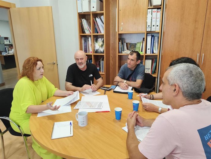 La coordinadora provincial de IU en Granada, Mari Carmen Pérez, primera por la izquierda en la imagen