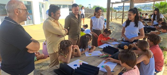 Visita del director general de Espacios Naturales Protegidos de la Junta de Andalucía, José Enrique Borrallo, a la Escuela de Exploradores de Marismas del Odiel de Huelva.