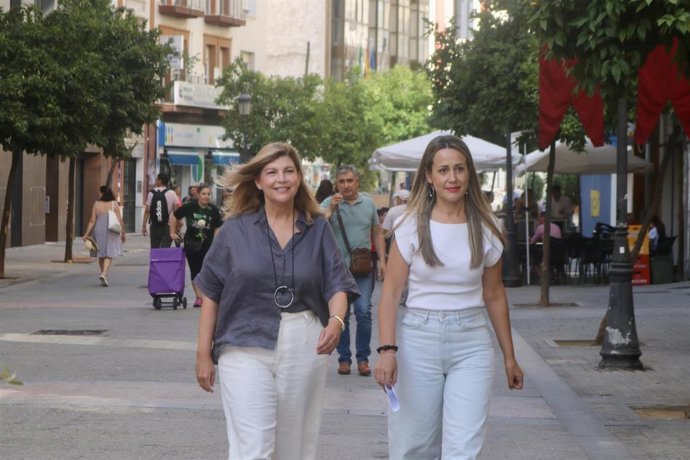 La diputada nacional Bella Verano (derecha) y la secretaria general del PP de Huelva, Berta Centeno.