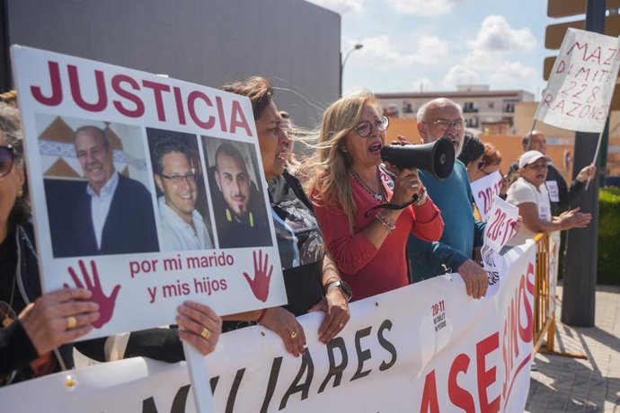 Archivo - Arxiu - Manifestants de l'associació de víctimes de la DANA (arxiu)