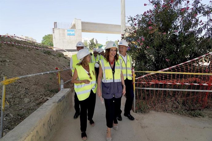 La consejera de Fomento junto al delegado del Gobierno andaluz visitan las obras del carril BUS-VAO de Mairena.