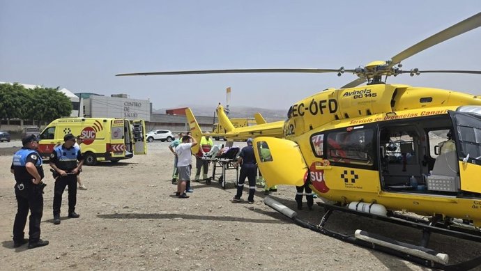 El helicóptero del SUC durante la evacuación de un herido por arma blanca en San Bartolomé de Tirajana (Gran Canaria)