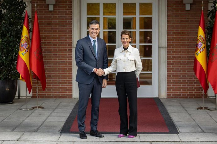 Archivo - El presidente del Gobierno, Pedro Sánchez, durante su reunión con la presidenta de Navarra, María Chivite, en el Complejo de La Moncloa, a 10 de octubre de 2024, en Madrid (España). 