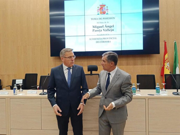 El nuevo presidente de la Audiencia Provincial de Córdoba, Miguel Ángel Pareja (izda.), habla con el presidente del TSJA, Lorenzo del Río, en la Ciudad de la Justicia.