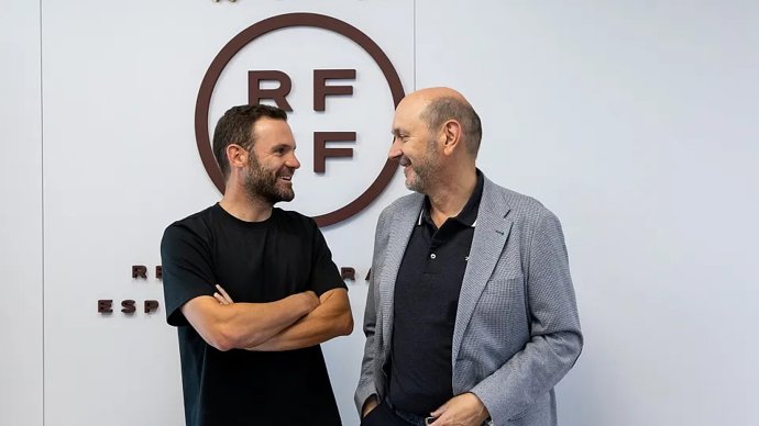 El jugador español Juan Mata, impulsor de Common Goal, y el presidente de la RFEF, Rafael Louzán.