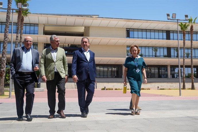 El alcalde de Sevilla, José Luis Sanz, y el rector de la institución jesuita de educación superior, Fabio Gómez-Estern, en el campus de Loyola.