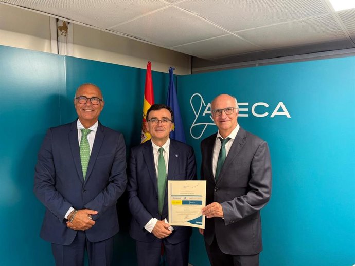 El anterior decano de la Facultad de Medicina, Pablo J. Lara Muñoz; el actual decano, Ignacio Santos Amaya, y el vicerrector de Ordenación Académica y Profesorado de la UMA, el profesor Bartolomé Andreo Navarro.