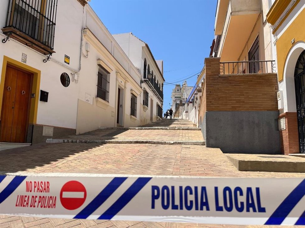 Calle precintada por la Policía Local de Alcalá por el siniestro de la Casa Ibarra