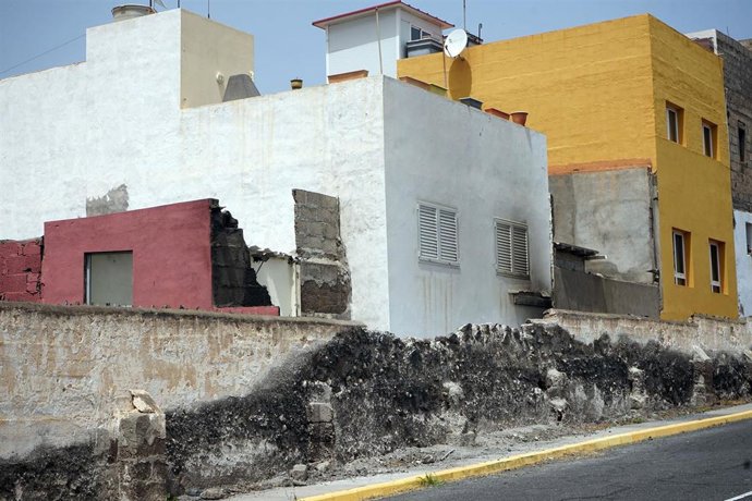 Fachada de la vivienda en la calle Roque Nublo donde ocurriendo los hechos, a 16 de julio de 2025, en el barrio de La Isleta, en Las Palmas de Gran Canaria, Gran Canaria, Canarias (España). Una menor de 17 años se encuentra en estado crítico en el Hospita