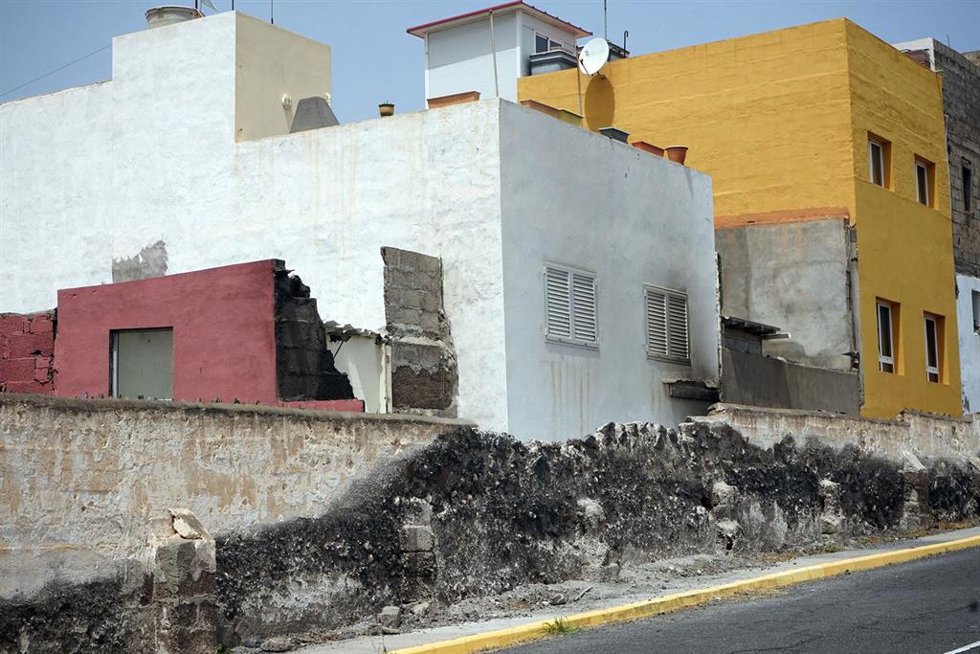 Fachada de la vivienda en la calle Roque Nublo donde ocurriendo los hechos, a 16 de julio de 2025, en el barrio de La Isleta, en Las Palmas de Gran Canaria, Gran Canaria, Canarias (España). Una menor de 17 años se encuentra en estado crítico en el Hospi