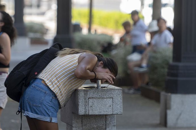 Archivo - Arquivo - Uma mulher bebe água de uma fonte em Madri, Espanha, em 21 de agosto de 2023. Os termômetros estão subindo hoje em um dos "dias de pico" de uma nova onda de calor, a quarta até agora neste verão. Um total de 35 províncias serão
