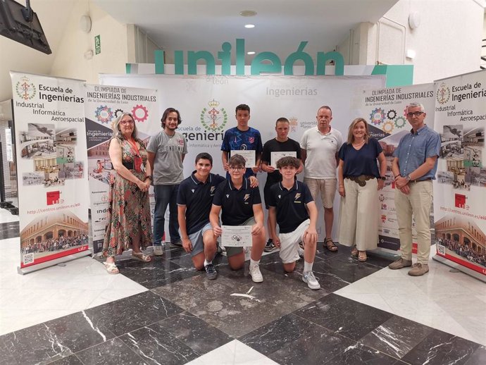 Los equipos con sus tutores y los organizadores de las Olimpiadas en la ULE.